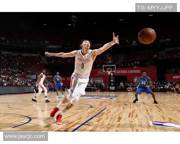 杨瀚森今日首发征战G联赛赛前与队友畅谈战术并观看比赛录像